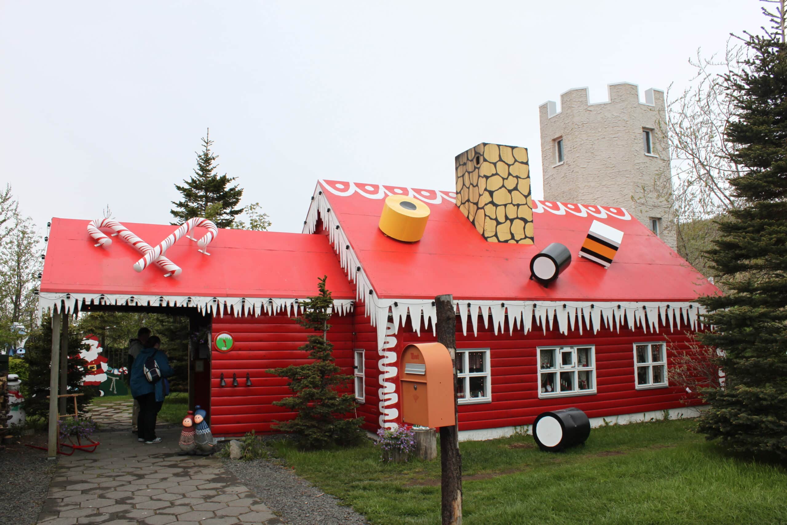 Maison de Noël rouge et décorée à Akureyri, Islande.