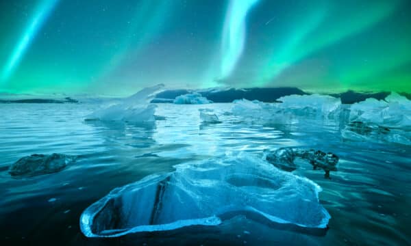 Aurora boreal sobre icebergs en la laguna glaciar Jokulsarlon, Islandia.