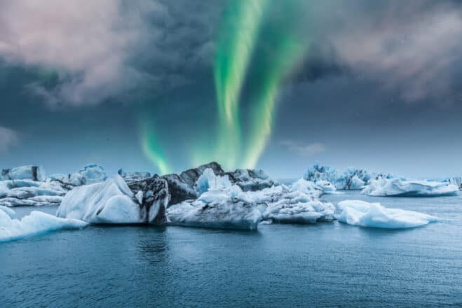 Aurores boréales au-dessus des icebergs flottant sur la lagune glaciaire de Jökulsárlón, en Islande.