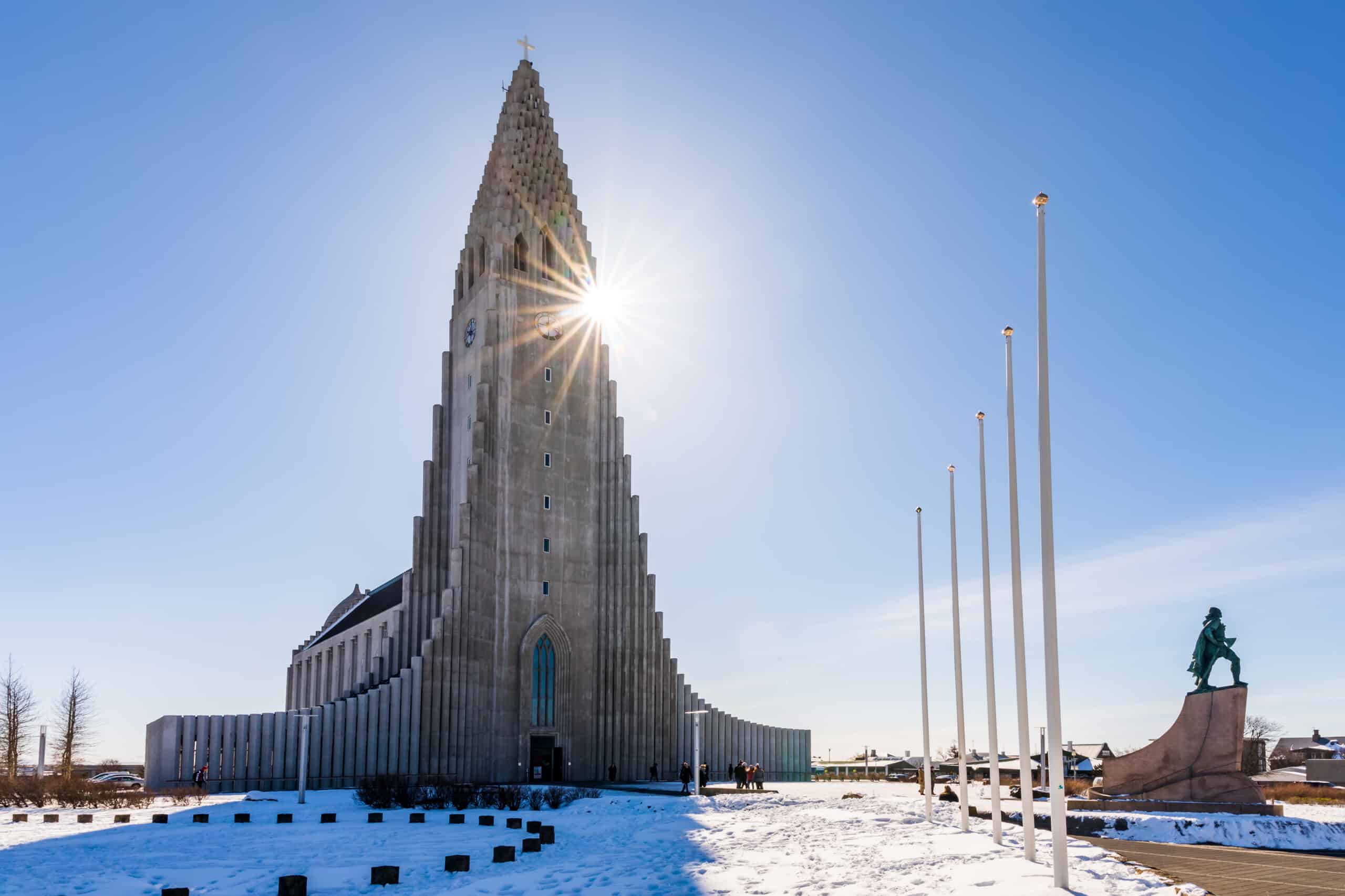Iglesia Hallgrímskirkja en Reykjavik, Islandia, en un soleado día de invierno, nieve en el suelo.