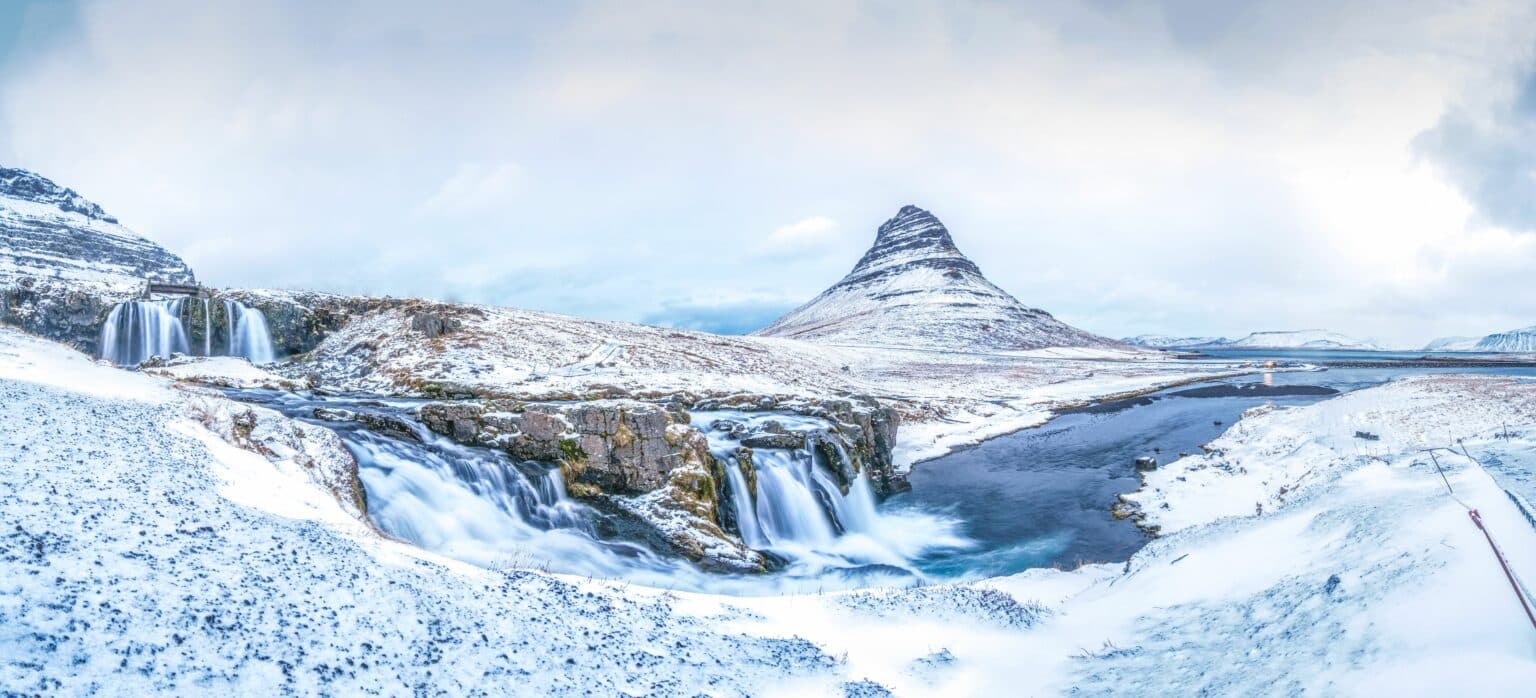 Une vue sur la montagne Kirkjufell et la cascade Kirkjufellsfoss en hiver. Islande.