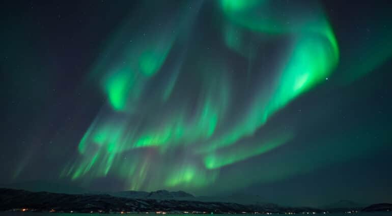 Aurores boréales au-dessus d'un lac en Islande