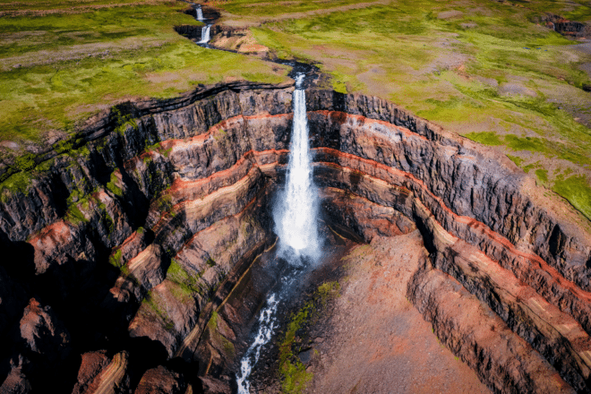 Luchtfoto van de Hengifoss waterval in Oost-IJsland.