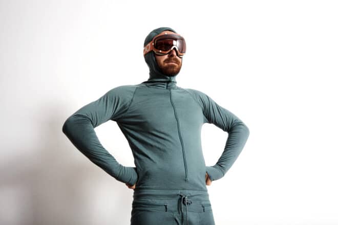 Een man draagt thermisch ondergoed en een skibril.