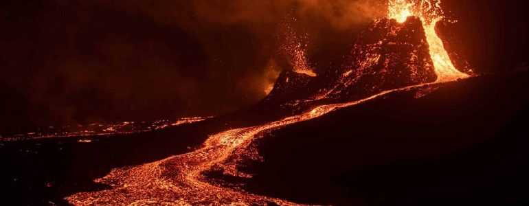 Visita guiada privada al volcán en erupción en Islandia