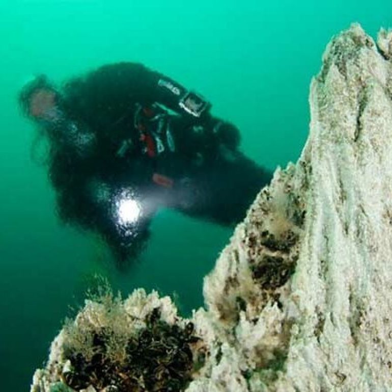 Plongeur à Strytan Islande