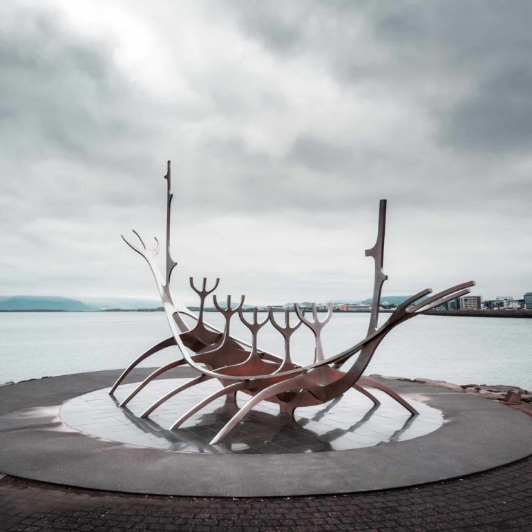 Solfar, sculpture du Voyageur du Soleil à Reykjavik par temps nuageux.