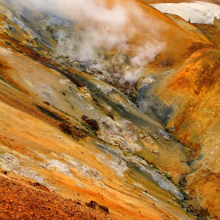 Fumée provenant du sol dans la région géothermique de Hveradalir, en Islande.