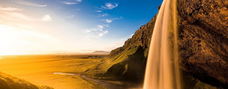 Cascade de Seljalandsfoss au soleil.