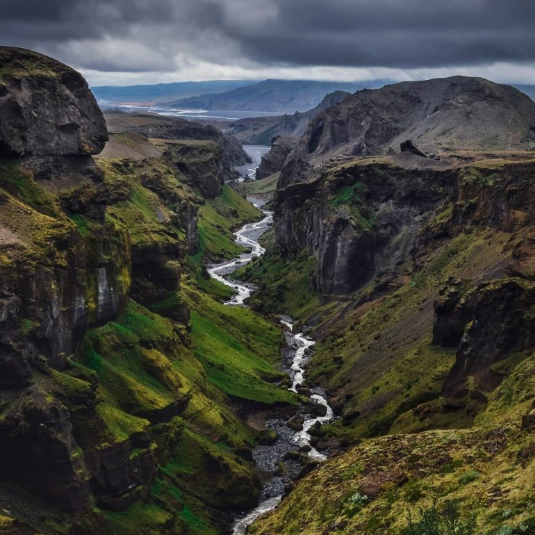 Vista del paisaje del cañón y el río de las montañas Thorsmork, cerca de Skogar, Islandia