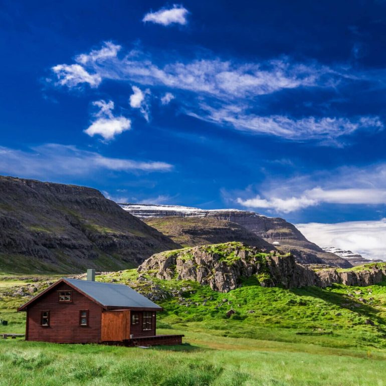 Pequeña cabaña en las montañas, Islandia