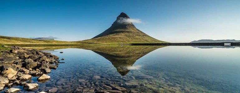 Montaña Kirkjufell en la península de Snæefellsnes, al oeste de Islandia.
