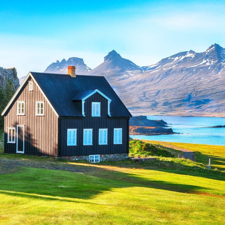 Una antigua casa junto al fiordo Berufjordur en el este de Islandia en verano.