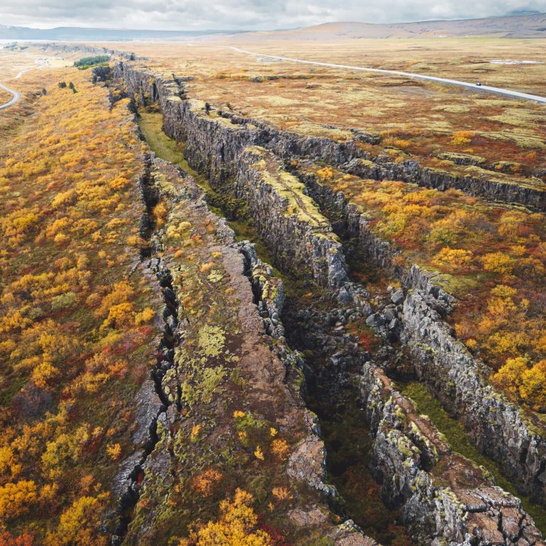 Limite des plaques tectoniques au parc national de Thingvellir en Islande en automne.